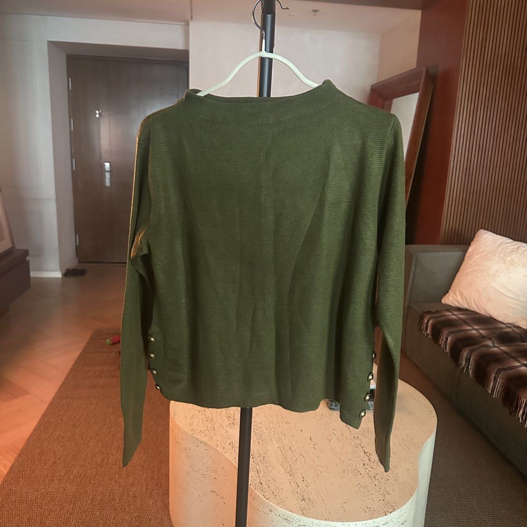 Avv Standard green sweater (Category: Coats, Jackets and Outerwear) located in Pasig City. Submitted by ynahperez (Listing ID 1460215092, Image 1). Description: .