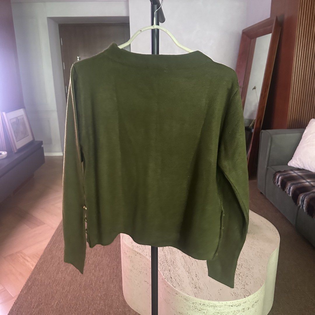 Avv Standard green sweater (Category: Coats, Jackets and Outerwear) located in Pasig City. Submitted by ynahperez (Listing ID 1460215092, Image 3). Description: .