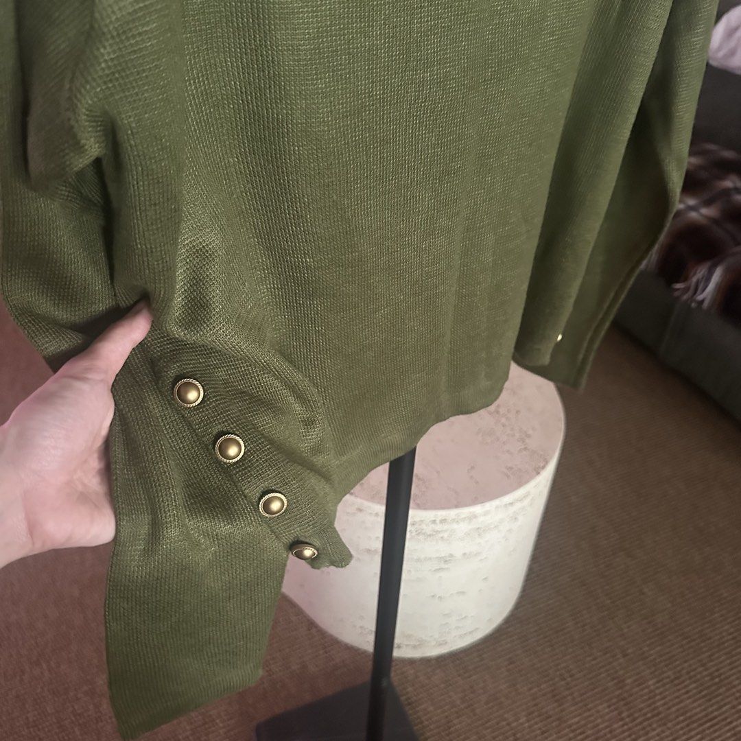 Avv Standard green sweater (Category: Coats, Jackets and Outerwear) located in Pasig City. Submitted by ynahperez (Listing ID 1460215092, Image 2). Description: .
