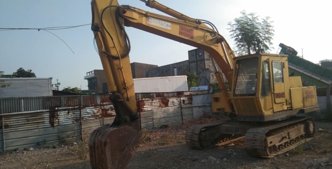 backhoe for sale (Category: Heavy Vehicles) located in Mandaluyong City. Submitted by spinelectronics (Listing ID 1460183668, Image 1). Description: 2nd hand backhoe.