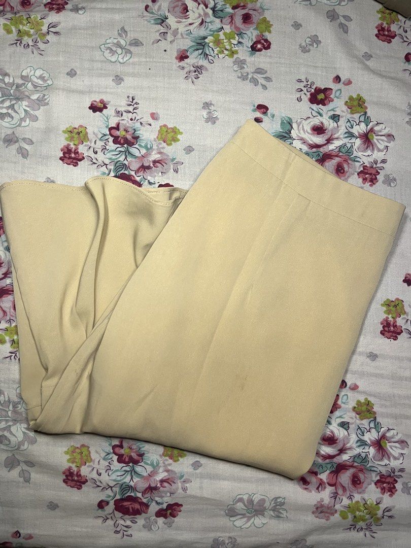 Bado Beige Midi Skirt Size S (Category: Skirts) located in Quirino. Submitted by nikoliee (Listing ID 1460293972, Image 1). Description: such a cute skirttt nego if u'll buy another one from the new listing jnt courier only.