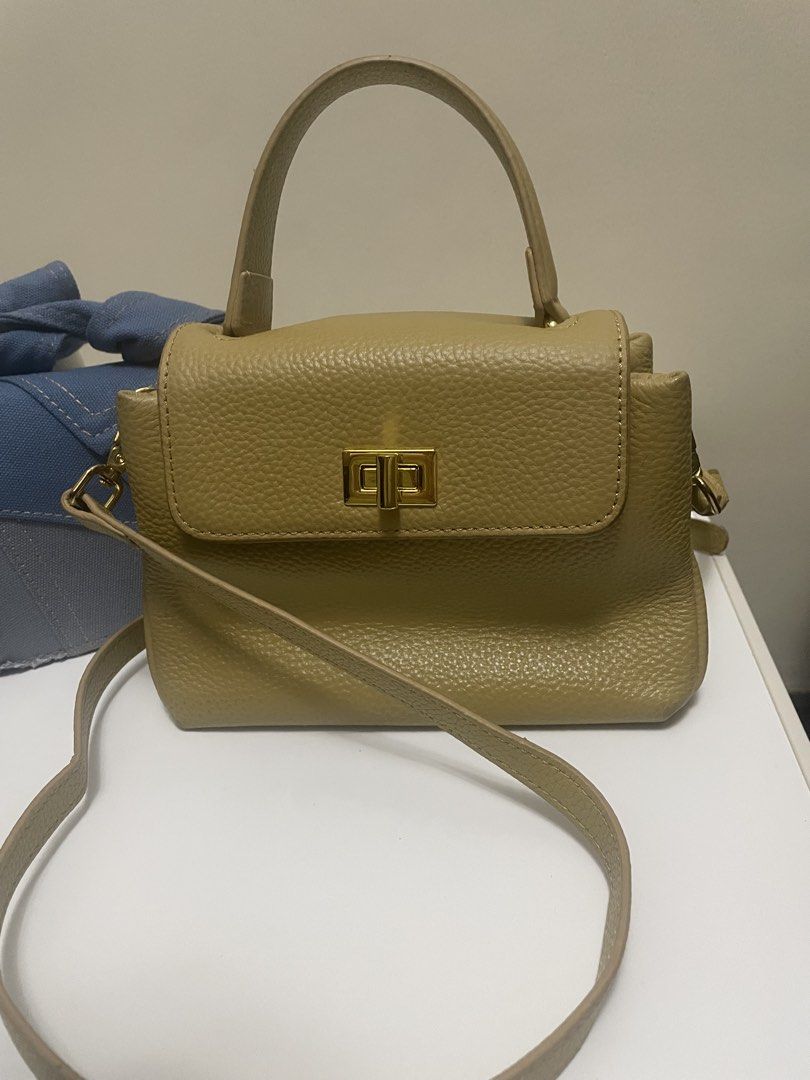 Bag bundle decluttering (Category: Cross-body Bags) located in Taguig. Submitted by kureia26 (Listing ID 1460141684, Image 2). Description: I am selling my bag I bought online. Selling as a bundle for the price - 750 pesos Leather bags from seller Royal Bagger. Denim bag is from an IG shop. Not selling per piece. .