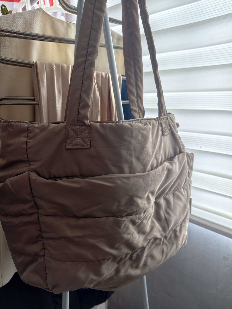 BAG SMART Puffer Tote Bag (Category: Tote Bags) located in Cavite. Submitted by drdct91 (Listing ID 1460177727, Image 1). Description: - Lightweight puffer tote bag - Main zip compartment - Multiple interior pockets for organization - Comfortable straps - Ideal for everyday use or travel - Easy to clean material.
