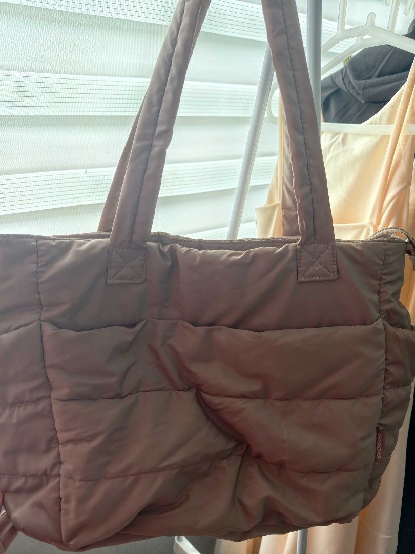 BAG SMART Puffer Tote Bag (Category: Tote Bags) located in Cavite. Submitted by drdct91 (Listing ID 1460177727, Image 2). Description: - Lightweight puffer tote bag - Main zip compartment - Multiple interior pockets for organization - Comfortable straps - Ideal for everyday use or travel - Easy to clean material.