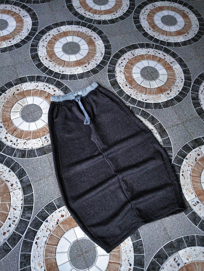 Baggy balloon Sweatpants (Category: Joggers) located in Manila. Submitted by jboy_thrifts (Listing ID 1460154454, Image 2). Description: 🔻🔻DETAILS🔻🔻 BAGGY SWEATPANTS Heavy cotton MUST HAVE! Measurement (in inches) WIDTH: freesize up to 37 / LENGTH: 37.5 THIGH : 13.5 / LEG HOLE : 10 CONDITION: 9 out 10 ISSUE: none ━━━━━━━━━━ ⓂⒾⓃⒺ: 250.