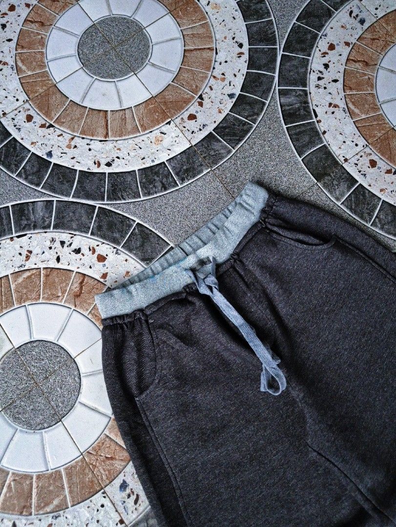 Baggy balloon Sweatpants (Category: Joggers) located in Manila. Submitted by jboy_thrifts (Listing ID 1460154454, Image 3). Description: 🔻🔻DETAILS🔻🔻 BAGGY SWEATPANTS Heavy cotton MUST HAVE! Measurement (in inches) WIDTH: freesize up to 37 / LENGTH: 37.5 THIGH : 13.5 / LEG HOLE : 10 CONDITION: 9 out 10 ISSUE: none ━━━━━━━━━━ ⓂⒾⓃⒺ: 250.