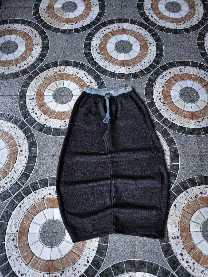Baggy balloon Sweatpants (Category: Joggers) located in Manila. Submitted by jboy_thrifts (Listing ID 1460154454, Image 1). Description: 🔻🔻DETAILS🔻🔻 BAGGY SWEATPANTS Heavy cotton MUST HAVE! Measurement (in inches) WIDTH: freesize up to 37 / LENGTH: 37.5 THIGH : 13.5 / LEG HOLE : 10 CONDITION: 9 out 10 ISSUE: none ━━━━━━━━━━ ⓂⒾⓃⒺ: 250.