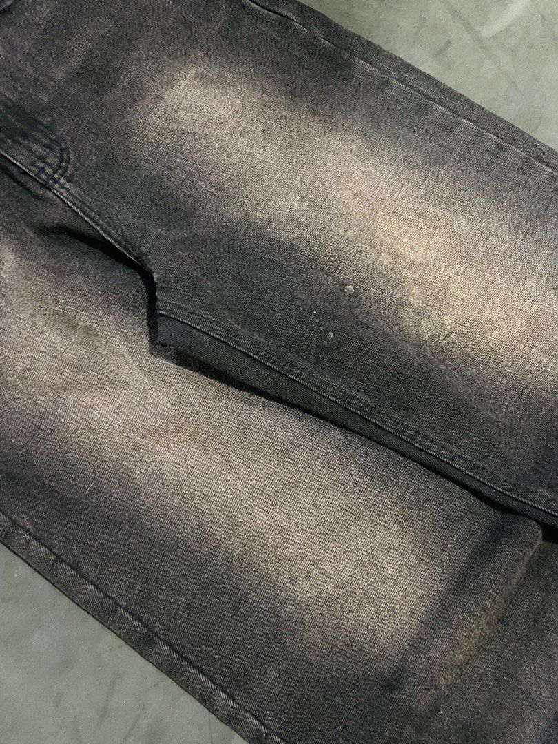 BAGGY BLACK MUDWASHED BAGGY PANTS (Category: Jeans) located in Bacolod City. Submitted by clerkhexx (Listing ID 1460272457, Image 3). Description: BAGGY BLACK MUDWASHED PANTS Mine 350+sf Measurements: Waist: 27 Lenght: 43 Thigh: 13 Leg Hole: 9 Condition of this item 9.5 - color rate 9.7 - no issue Check every photos for conditions of the item.