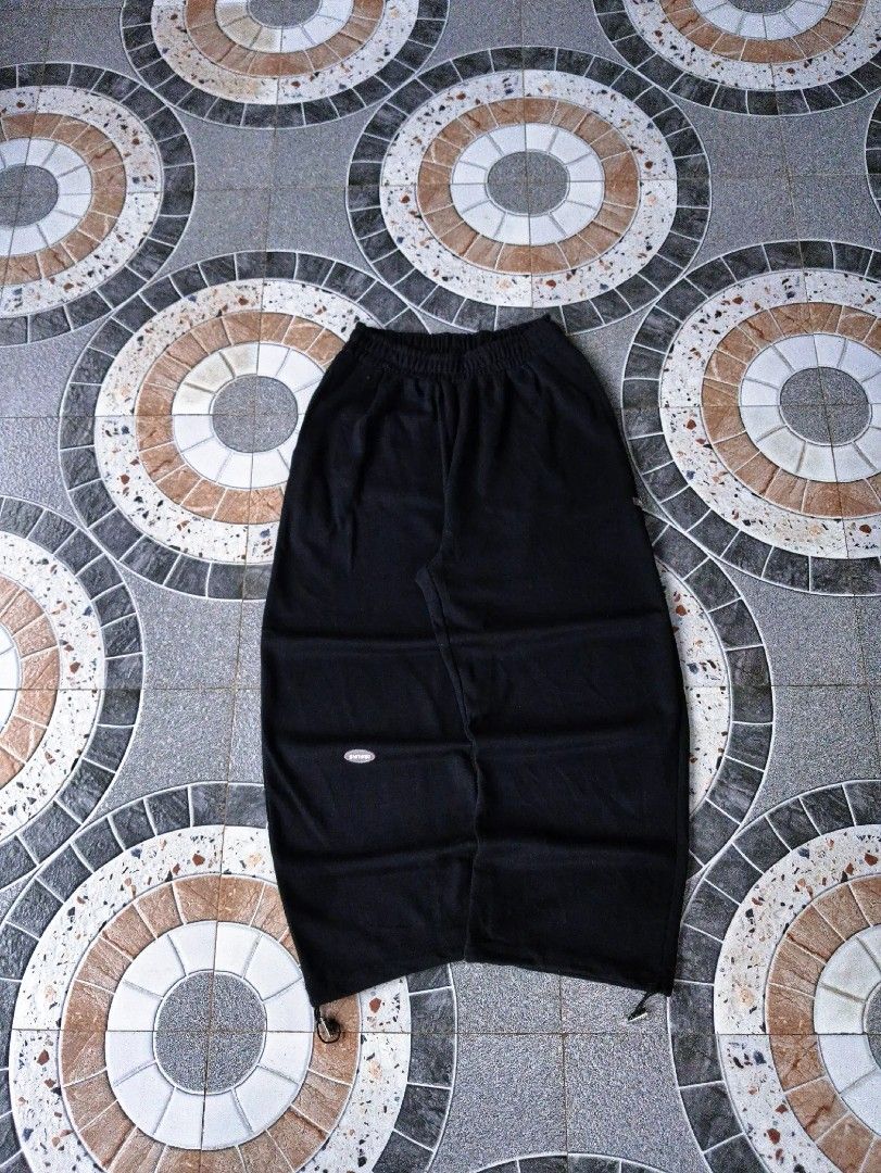 Baggy Black Sweatpants (Category: Joggers) located in Manila. Submitted by jboy_thrifts (Listing ID 1460155582, Image 1). Description: 🔻🔻DETAILS🔻🔻 BAGGY SWEATPANTS SEMI Heavy cotton and thick MUST HAVE! Measurement (in inches) WIDTH: 25 - 41 / LENGTH: 38 THIGH : 13 / LEG HOLE : 10 CONDITION: 9 out 10 ISSUE: none ━━━━━━━━━━ ⓂⒾⓃⒺ: 200.