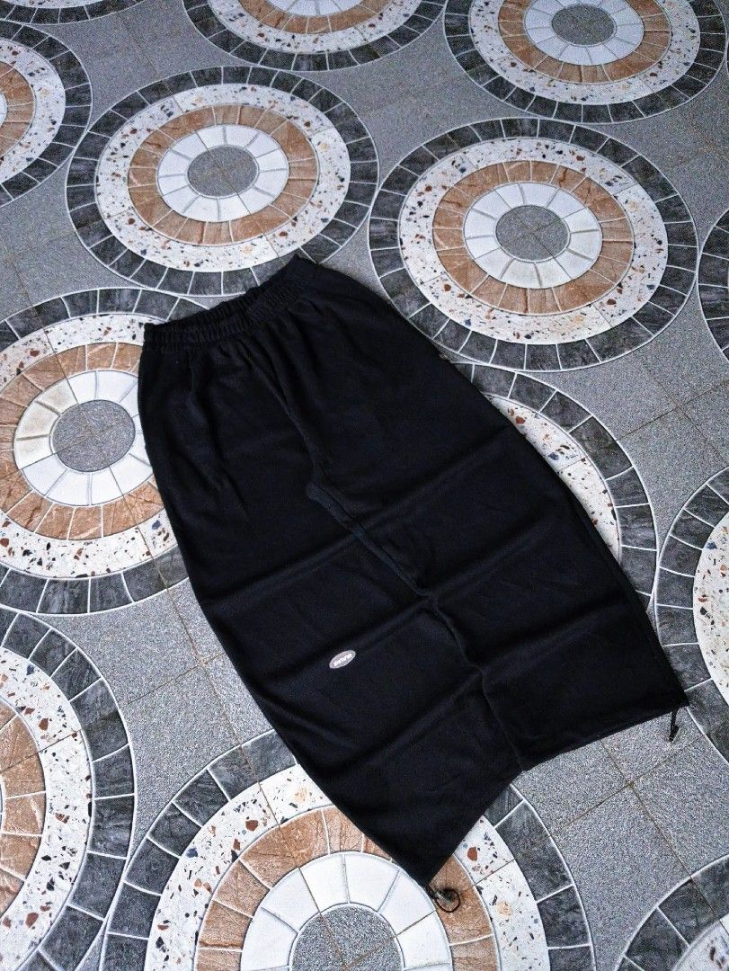 Baggy Black Sweatpants (Category: Joggers) located in Manila. Submitted by jboy_thrifts (Listing ID 1460155582, Image 2). Description: 🔻🔻DETAILS🔻🔻 BAGGY SWEATPANTS SEMI Heavy cotton and thick MUST HAVE! Measurement (in inches) WIDTH: 25 - 41 / LENGTH: 38 THIGH : 13 / LEG HOLE : 10 CONDITION: 9 out 10 ISSUE: none ━━━━━━━━━━ ⓂⒾⓃⒺ: 200.