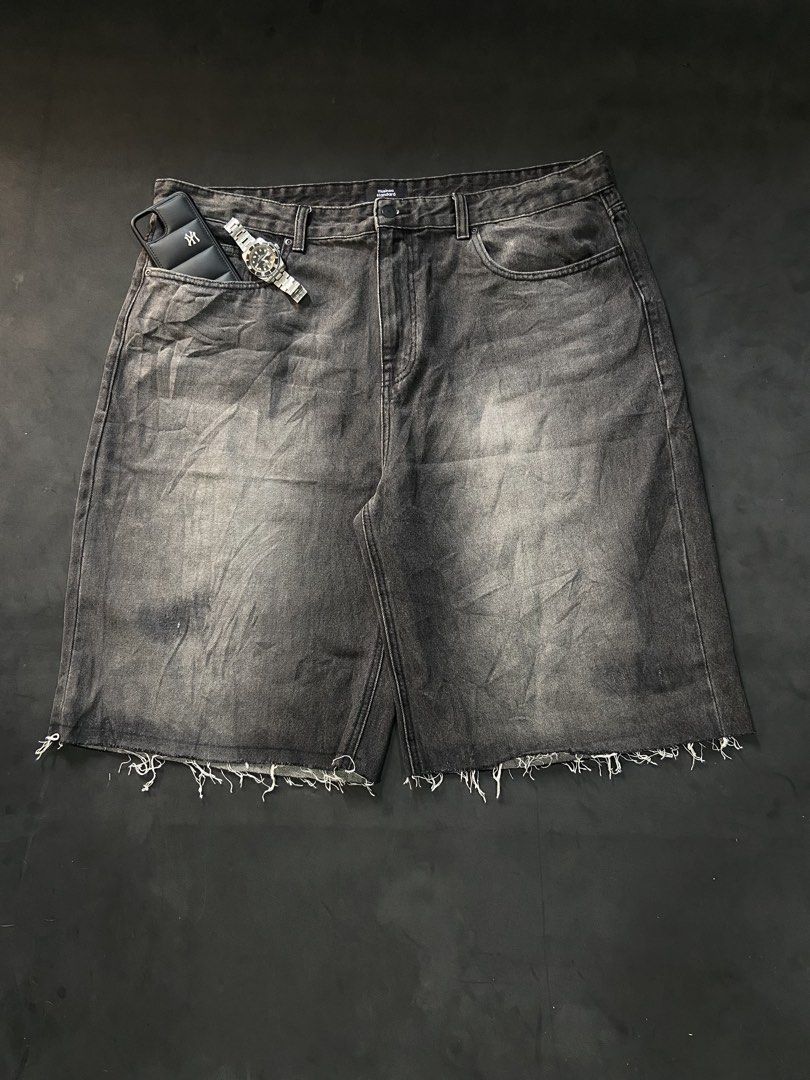 BAGGY LONG JORTS (Category: Jeans) located in Bacolod City. Submitted by clerkhexx (Listing ID 1460270765, Image 1). Description: MUSINSA STANDARD BAGGY LONG JORTS Mine 350freeshipping Measurements: Waist: 42 Lenght: 27.5 Thigh: 17 Leg Hole: 14.5 Condition of this item 9.5 - color rate 9.5- issue alter and darkspot Check every photos for conditions of the item.