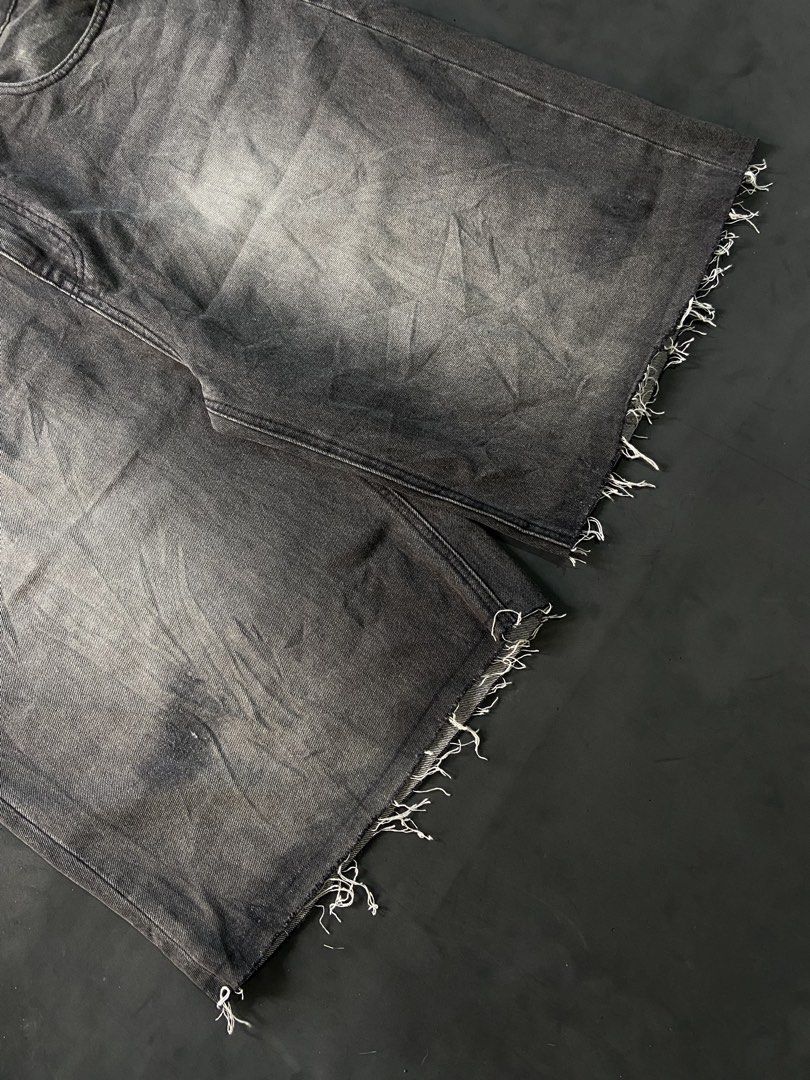 BAGGY LONG JORTS (Category: Jeans) located in Bacolod City. Submitted by clerkhexx (Listing ID 1460270765, Image 3). Description: MUSINSA STANDARD BAGGY LONG JORTS Mine 350freeshipping Measurements: Waist: 42 Lenght: 27.5 Thigh: 17 Leg Hole: 14.5 Condition of this item 9.5 - color rate 9.5- issue alter and darkspot Check every photos for conditions of the item.
