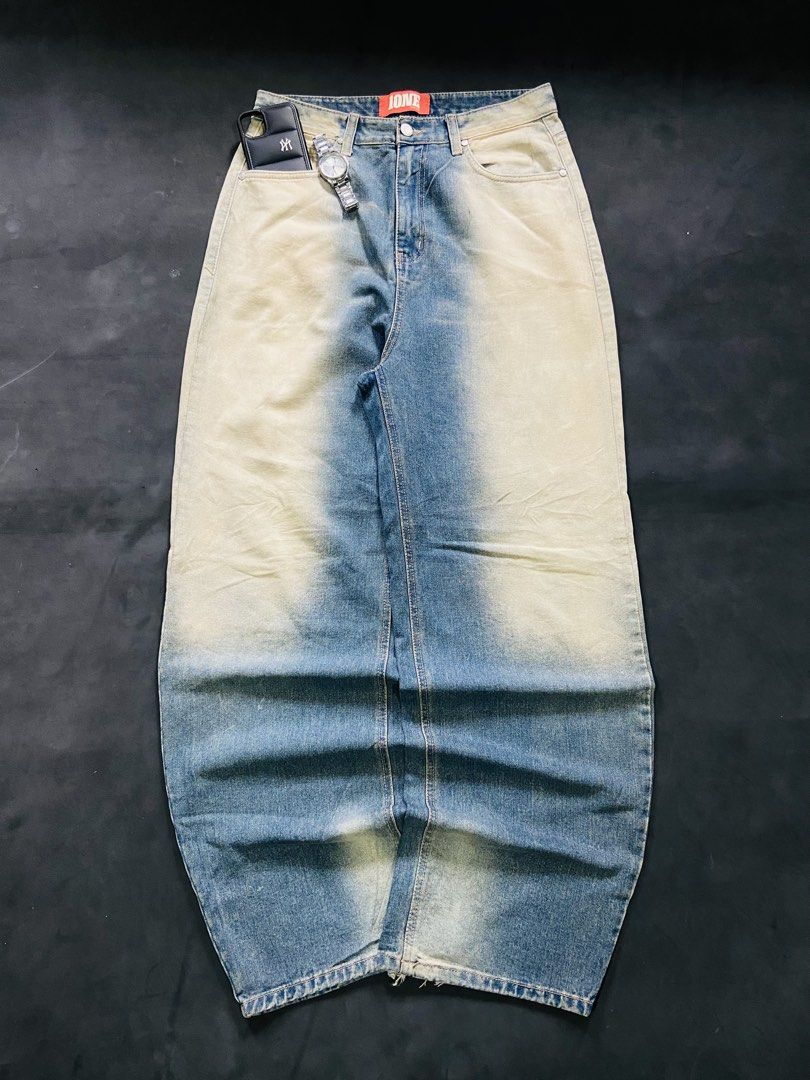 BAGGY MUDWASHED PANTS (Category: Jeans) located in Bacolod City. Submitted by clerkhexx (Listing ID 1460265815, Image 1). Description: 1ONE BAGGY MUDWASHED PANTS Mine 300+sf Measurements: Waist: 30 Lenght: 44 Thigh: 13.5 Leg Hole: 9 Condition of this item 9.5 - color rate 9 - issue heeldrag Check every photos for conditions of the item.