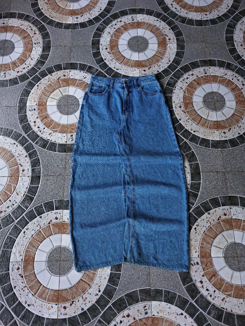 Baggy Pants Blue Denim (Category: Jeans) located in Manila. Submitted by jboy_thrifts (Listing ID 1460156938, Image 1). Description: 🔻🔻DETAILS🔻🔻 BAGGY SWEATPANTS Heavy, thick and Hard MUST HAVE! Measurement (in inches) WIDTH: 30 / LENGTH: 41 THIGH : 13.5 / LEG HOLE : 11.5 CONDITION: 9 out 10 ISSUE: none ━━━━━━━━━━ ⓂⒾⓃⒺ: 350.