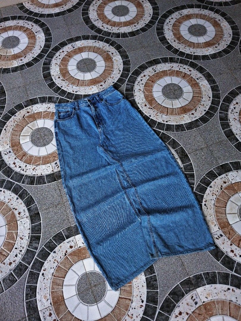 Baggy Pants Blue Denim (Category: Jeans) located in Manila. Submitted by jboy_thrifts (Listing ID 1460156938, Image 2). Description: 🔻🔻DETAILS🔻🔻 BAGGY SWEATPANTS Heavy, thick and Hard MUST HAVE! Measurement (in inches) WIDTH: 30 / LENGTH: 41 THIGH : 13.5 / LEG HOLE : 11.5 CONDITION: 9 out 10 ISSUE: none ━━━━━━━━━━ ⓂⒾⓃⒺ: 350.