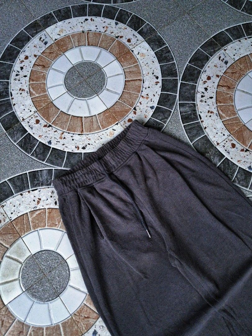 Baggy Sweatpants (Category: Joggers) located in Manila. Submitted by jboy_thrifts (Listing ID 1460154230, Image 3). Description: 🔻🔻DETAILS🔻🔻 Sweatpants Semi Heavy cotton MUST HAVE! Measurement (in inches) WIDTH: freesize up to 34 / LENGTH: 40 THIGH : 11.5 / LEG HOLE : 9 CONDITION: 9 out 10 ISSUE: none ━━━━━━━━━━ ⓂⒾⓃⒺ: 100.