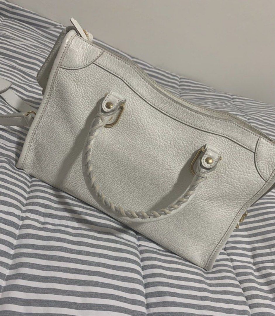 Balenciaga Classic Small City Bag (Category: Cross-body Bags) located in Taguig. Submitted by classicaph (Listing ID 1460153971, Image 3). Description: • Authentic Classic small-city bag white aged calfskin gold hardware • Size: Small • Color: White • Comes with dust bag/card/receipt/paperbag • Condition: Excellent • Minimal signs of use / well maintained RFS: Rarely used. 📌 Actual photos posted. Serious buyers only. Please message me for inquir
