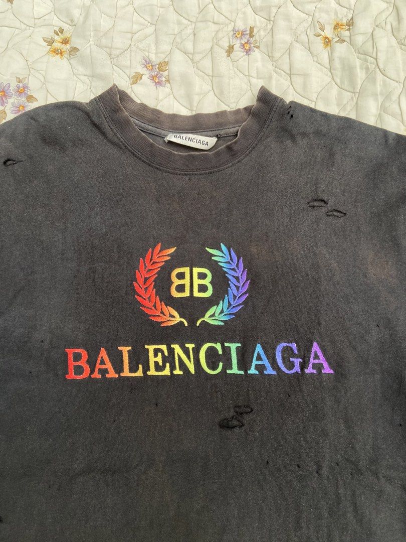 BALENCIAGA DISTRESSED (Category: Tshirts & Polo Shirts ) located in Salug. Submitted by bagdoi_finds (Listing ID 1460267299, Image 2). Description: SIN FADE PIN HOLE.