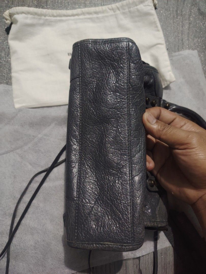 Balenciaga mini (Category: Luxury Bags & Wallets) located in Manila. Submitted by del96 (Listing ID 1460222388, Image 3). Description: Guaranteed authentic balenciaga mini Missing strap and miror Good condition.