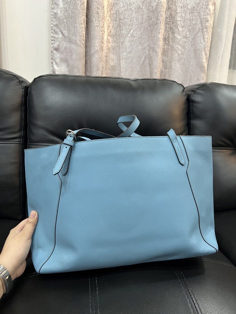 Bally Tote Saffiano Leather (Category: Tote Bags) located in Manila. Submitted by gailmg (Listing ID 1460295066, Image 3). Description: - Authentic.