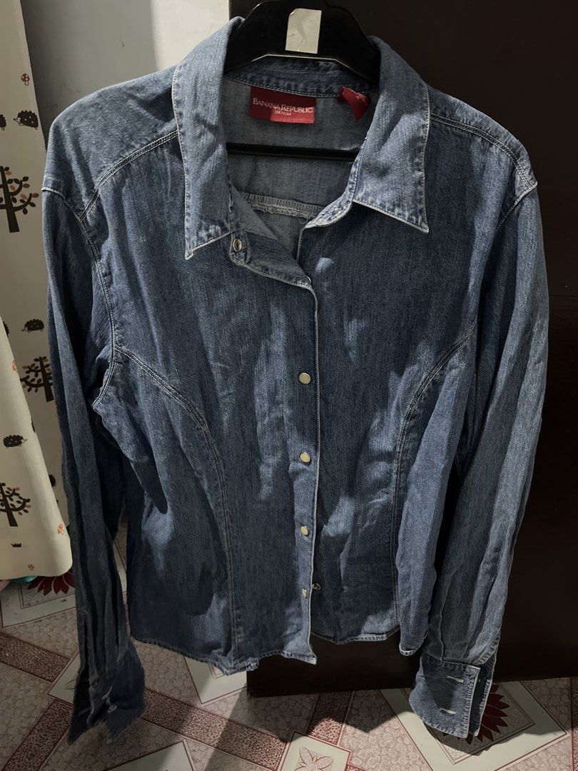 Banana Republic Denim Jacket/Shirt (Category: Coats, Jackets and Outerwear) located in Botolan. Submitted by arrietafrancinealexis (Listing ID 1460131933, Image 1). Description: - Classic blue denim shirt - Brand: Banana Republic - Style: Button-up, long sleeves, collared - Fit: Tailored seams for a flattering look - Versatility: Ideal for casual and smart-casual outfits - Wardrobe essential .