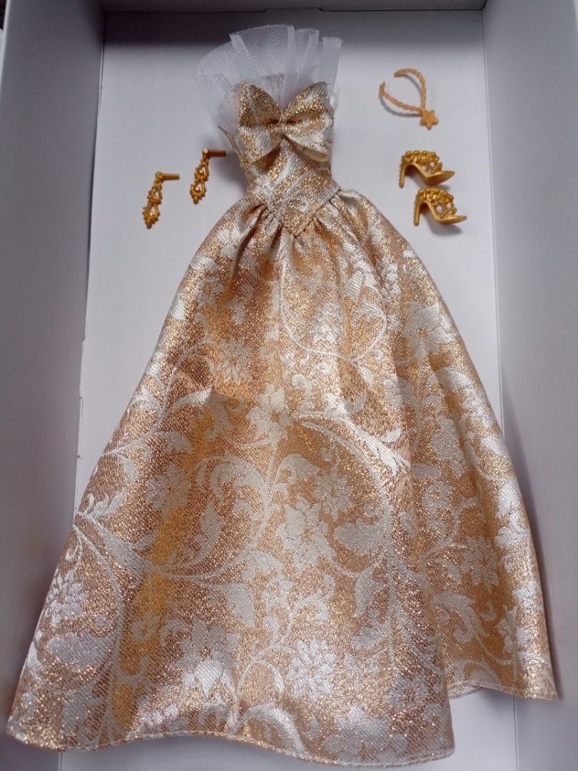 Barbie holiday 2025 gown set (Category: Kids Toys) located in Manila. Submitted by toycollector2 (Listing ID 1460105569, Image 1). Description: good condition fixed price complete set .