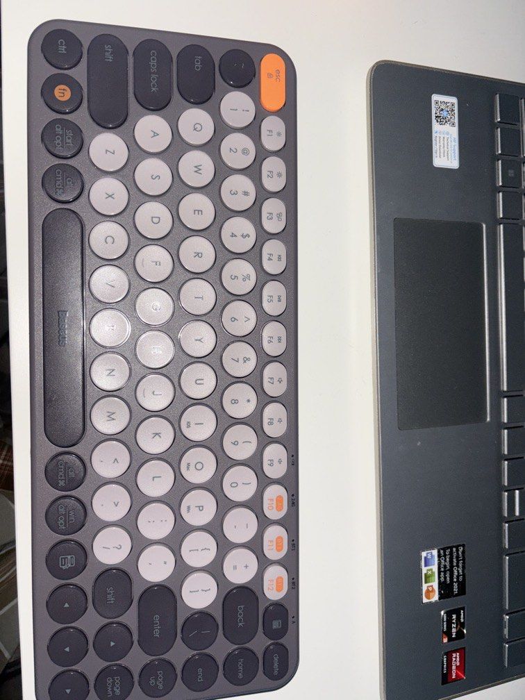 Baseus Bluetooth Computer Keyboard (Category: Computer Keyboard) located in Shah Alam. Submitted by imryasin (Listing ID 1460131799, Image 1). Description: doesn’t come with mouse using 2 battery triple A dongle ✅ bluetooth ✅.