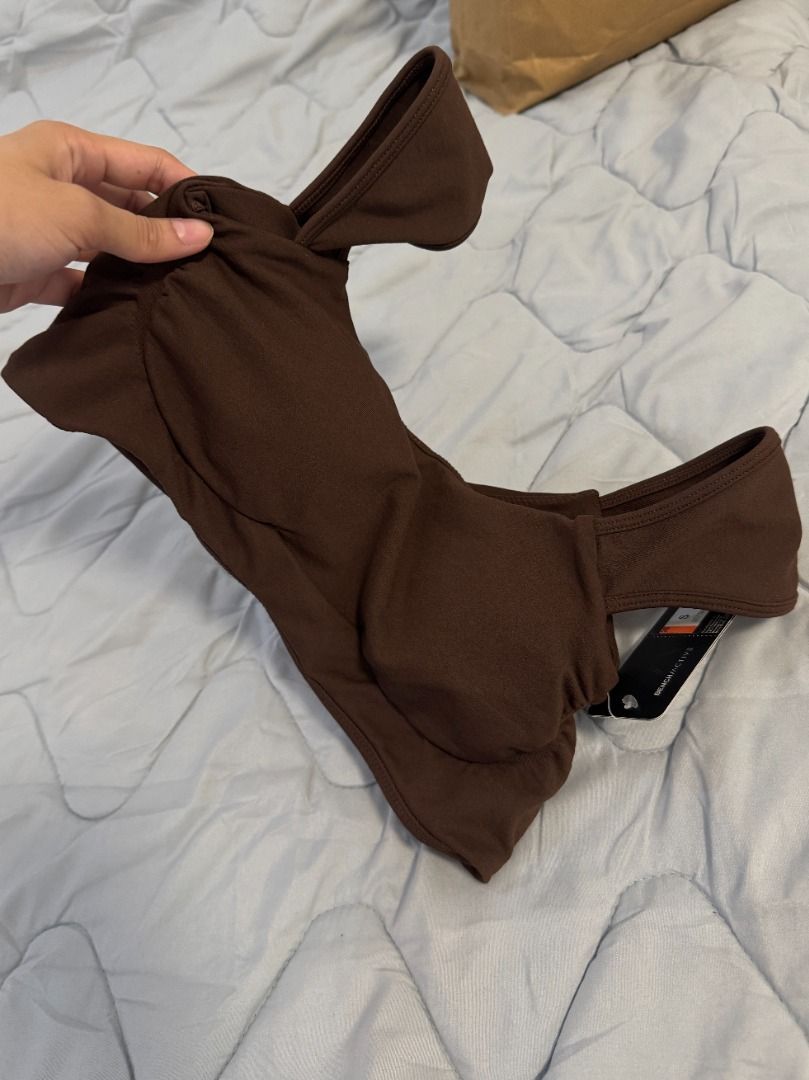 Bench Active Brown Sports Bra Size S (Category: Activewear) located in Butuan. Submitted by notcwp (Listing ID 1460236224, Image 1). Description: - Brand: Bench Active - Color: Brown - Size: Small (S) - Material: Polyamide and Elastane - Features: Removable padding - Condition: Brand new with original tag attached - Versatile: Ideal for workouts or casual wear.
