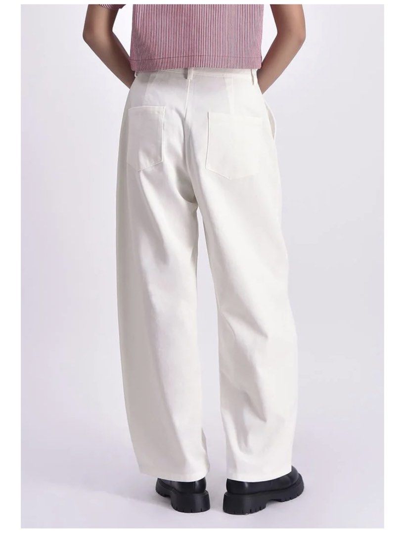 Bench white barrel pants (Category: Jeans) located in Marikina City. Submitted by xabelyel (Listing ID 1460147145, Image 3). Description: Size guide included in the photos No stains Like new .
