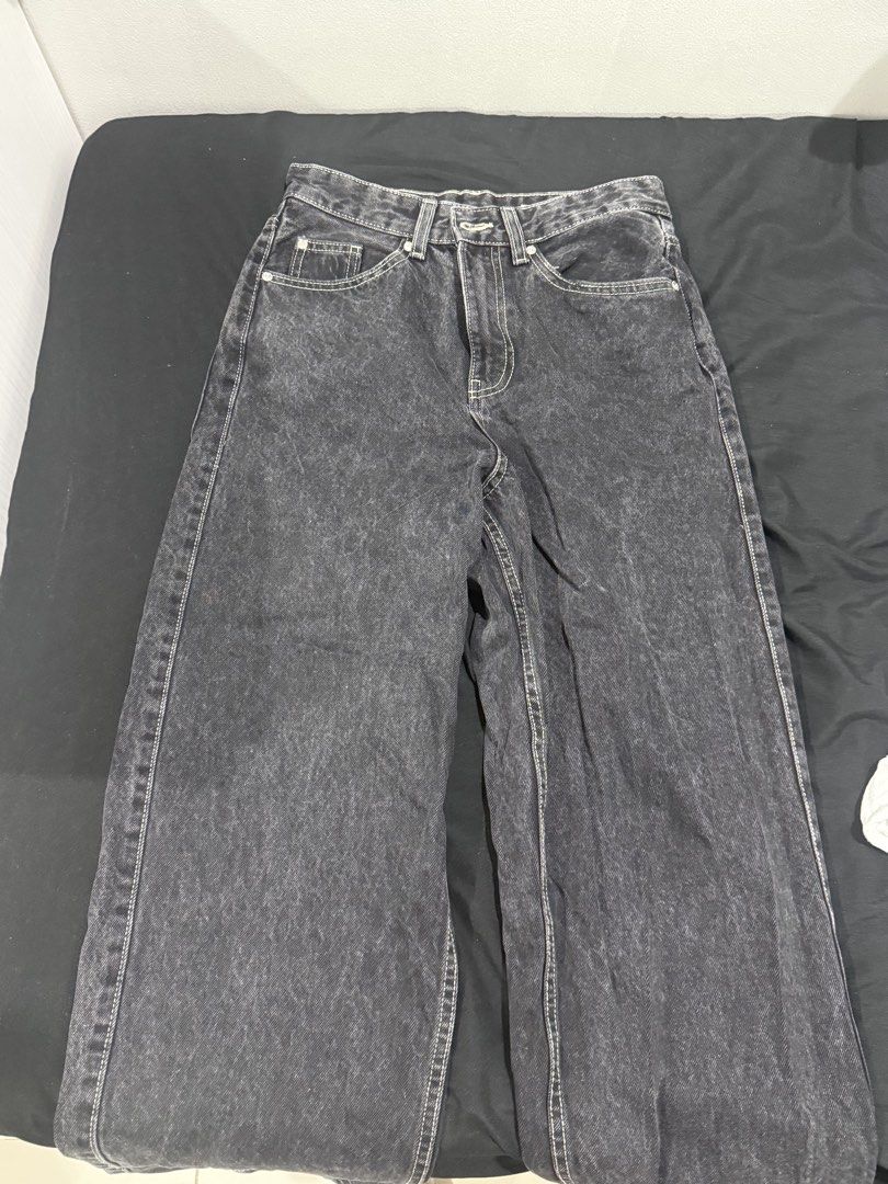 BERSHKA BAGGY JEANS (Category: Jeans) located in Manila. Submitted by ksywn (Listing ID 1460275127, Image 1). Description: good condition worn twice.