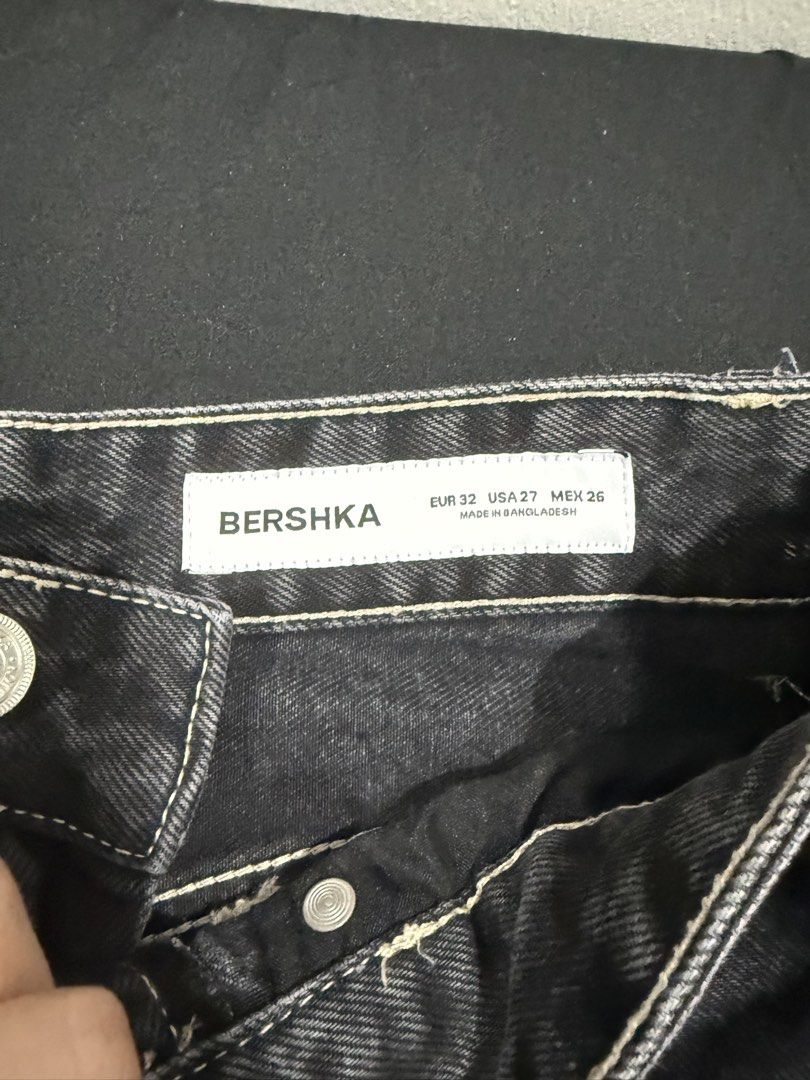 BERSHKA BAGGY JEANS (Category: Jeans) located in Manila. Submitted by ksywn (Listing ID 1460275127, Image 2). Description: good condition worn twice.