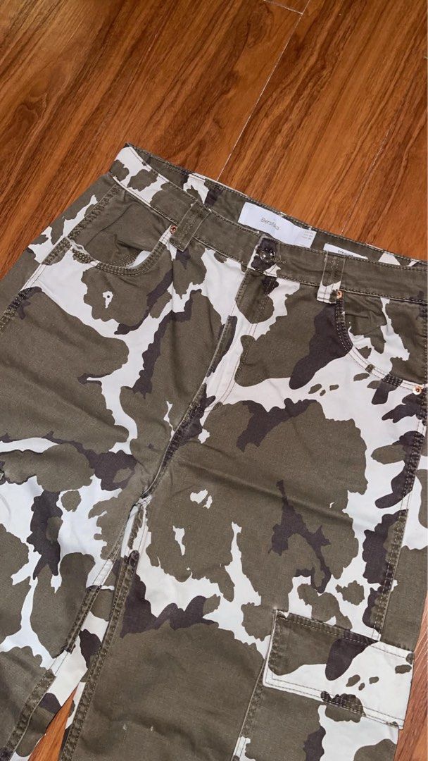 Bershka Cow Print Cargo Pants (Category: Jeans) located in Lipa City. Submitted by leyesaelie39393 (Listing ID 1460274602, Image 3). Description: 📌 Bershka Camou Cargo Pants Size on tag: M Waistline: 31 inches Length: 43 inches Issue: Missing 1 Fly Placket Color: 10/10 Condition: Excellent Mode of payment: Gcash Mode of delivery: J&T Express • Shipping fee (J&T Express): • 75 (small pouch) • 105 (medium pouch) • 145 (large pouch).