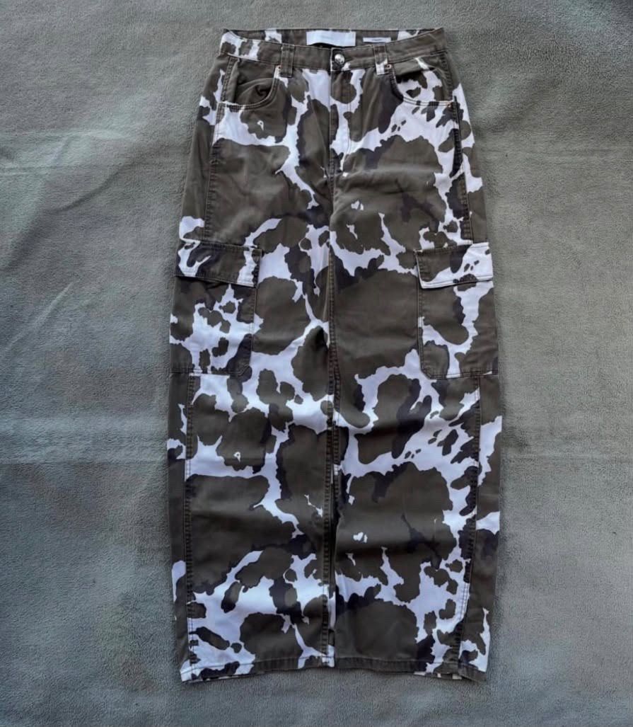 Bershka Cow Print Cargo Pants (Category: Jeans) located in Lipa City. Submitted by leyesaelie39393 (Listing ID 1460274602, Image 1). Description: 📌 Bershka Camou Cargo Pants Size on tag: M Waistline: 31 inches Length: 43 inches Issue: Missing 1 Fly Placket Color: 10/10 Condition: Excellent Mode of payment: Gcash Mode of delivery: J&T Express • Shipping fee (J&T Express): • 75 (small pouch) • 105 (medium pouch) • 145 (large pouch).