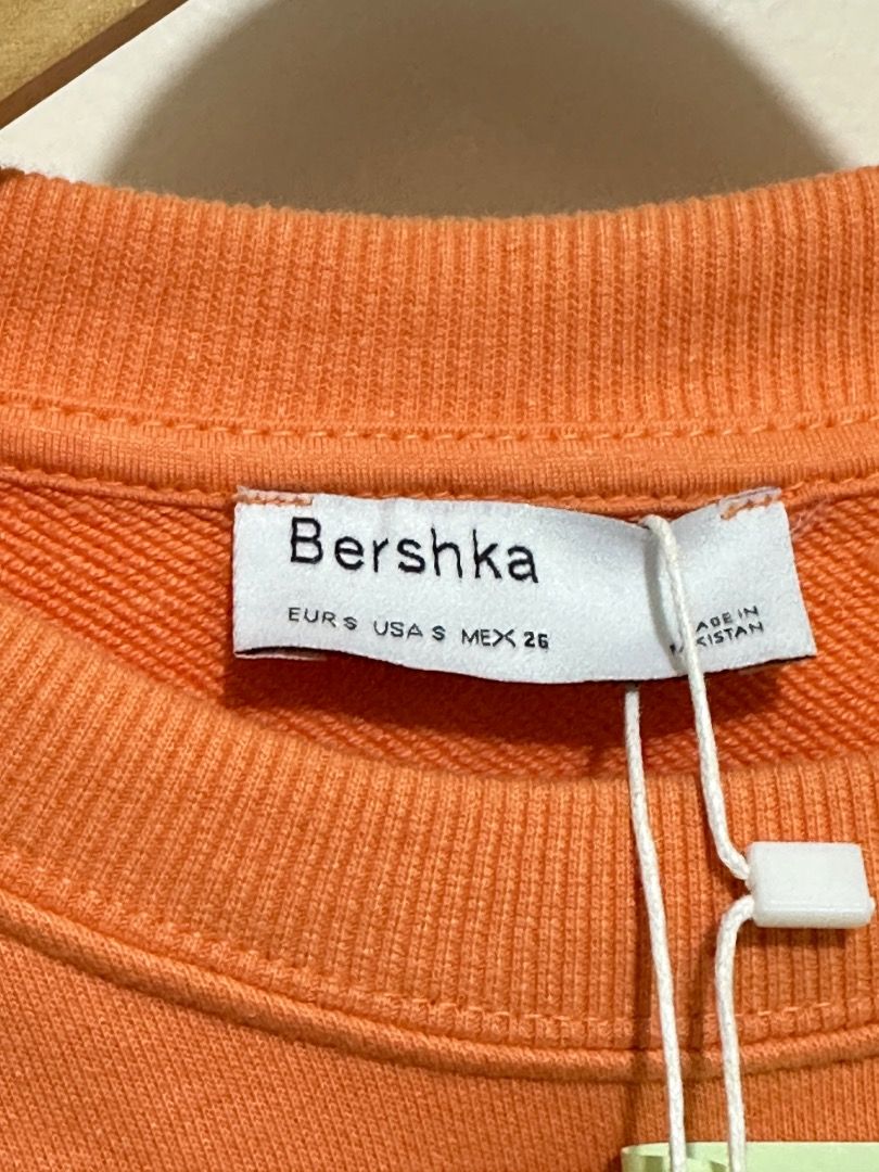 Bershka Orange Cropped Sweatshirt (Category: Longsleeves) located in Mandaluyong City. Submitted by lovedbyjaaaam (Listing ID 1460272383, Image 2). Description: - Bershka orange cropped sweatshirt - Elasticated hem - Short sleeves with rolled cuffs - Brand new with tags attached - Ideal for casual wear.