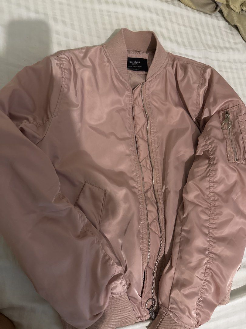 Bershka puffer jacket in pink (Category: Coats, Jackets and Outerwear) located in Makati City. Submitted by malcolmkenji (Listing ID 1460212530, Image 3). Description: .