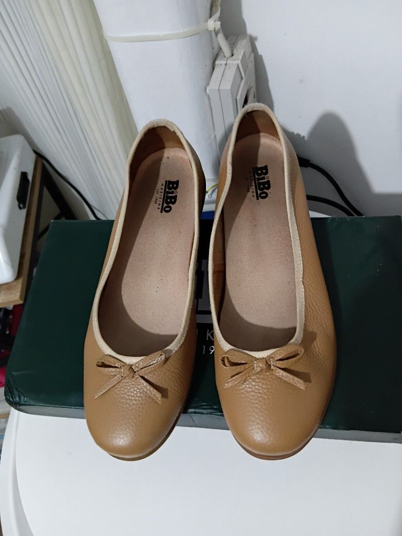Bundle: Take 2 shoes Leather Ballet Flats and Suede Heels (Category: Flats & Sandals) located in Mandaluyong City. Submitted by cheshireshoppe (Listing ID 1460203830, Image 2). Description: Ballet shoes (Bibo) Size 36 Cardams suede black heels Size 6 Take both for 300.