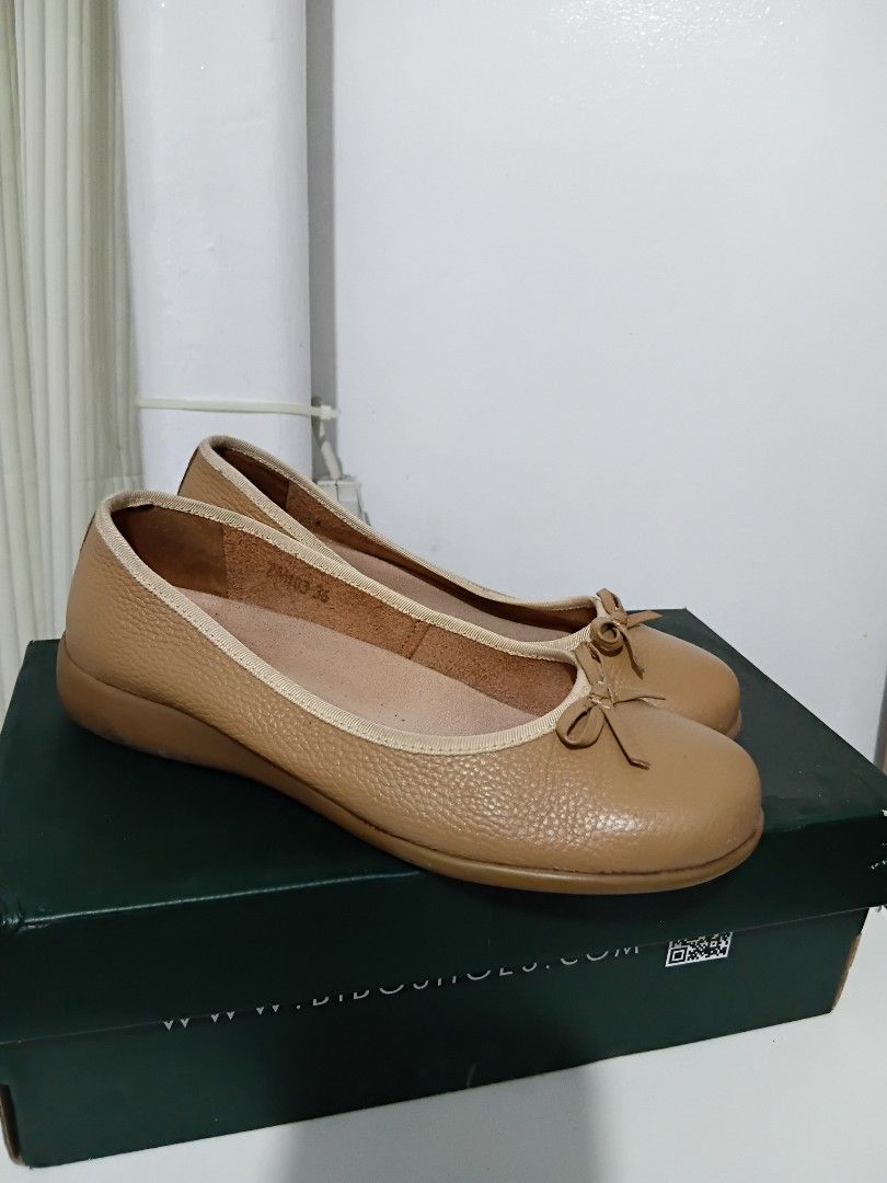 Bundle: Take 2 shoes Leather Ballet Flats and Suede Heels (Category: Flats & Sandals) located in Mandaluyong City. Submitted by cheshireshoppe (Listing ID 1460203830, Image 1). Description: Ballet shoes (Bibo) Size 36 Cardams suede black heels Size 6 Take both for 300.
