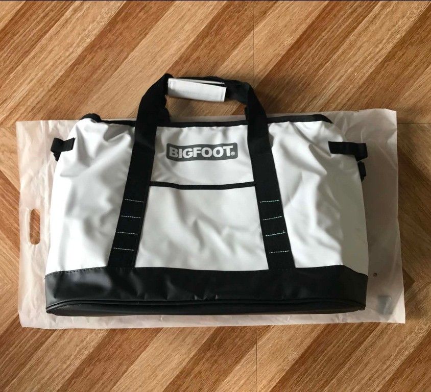 BIGFOOT. White and Black Duffel Bag (Category: Cross-body Bags) located in Quezon City. Submitted by davidmelvin28 (Listing ID 1460169465, Image 1). Description: - BIGFOOT duffel bag in white and black. - Ideal size for weekend getaways or gym sessions. - Made with durable material for long-lasting use. - Features stylish black trim and handles. - Convenient front pocket for easy access. - Bag is clean and ready for its next adventure..