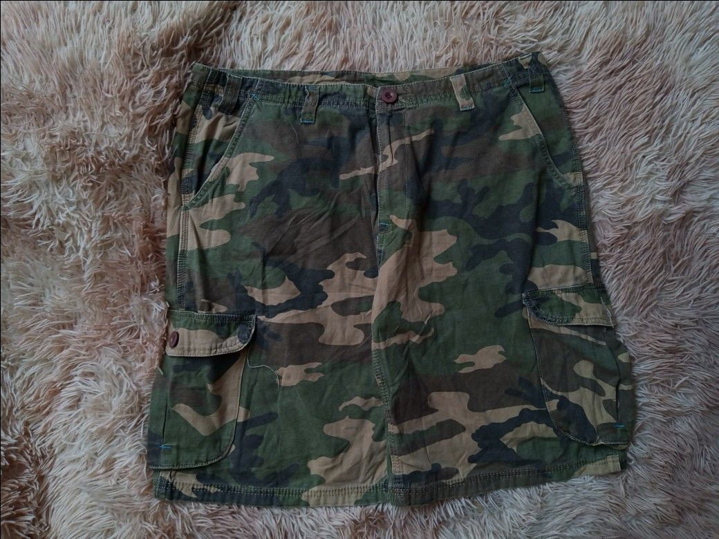 Billabong Camo Cargo Shorts (Category: Shorts) located in Boston. Submitted by johnpaulvi30029 (Listing ID 1460241621, Image 2). Description: - Classic Billabong camouflage cargo shorts - Comfortable cotton and spandex blend fabric - Multiple pockets for ample storage - Secure button and zip fly closure - Ideal for casual wear and outdoor adventures.
