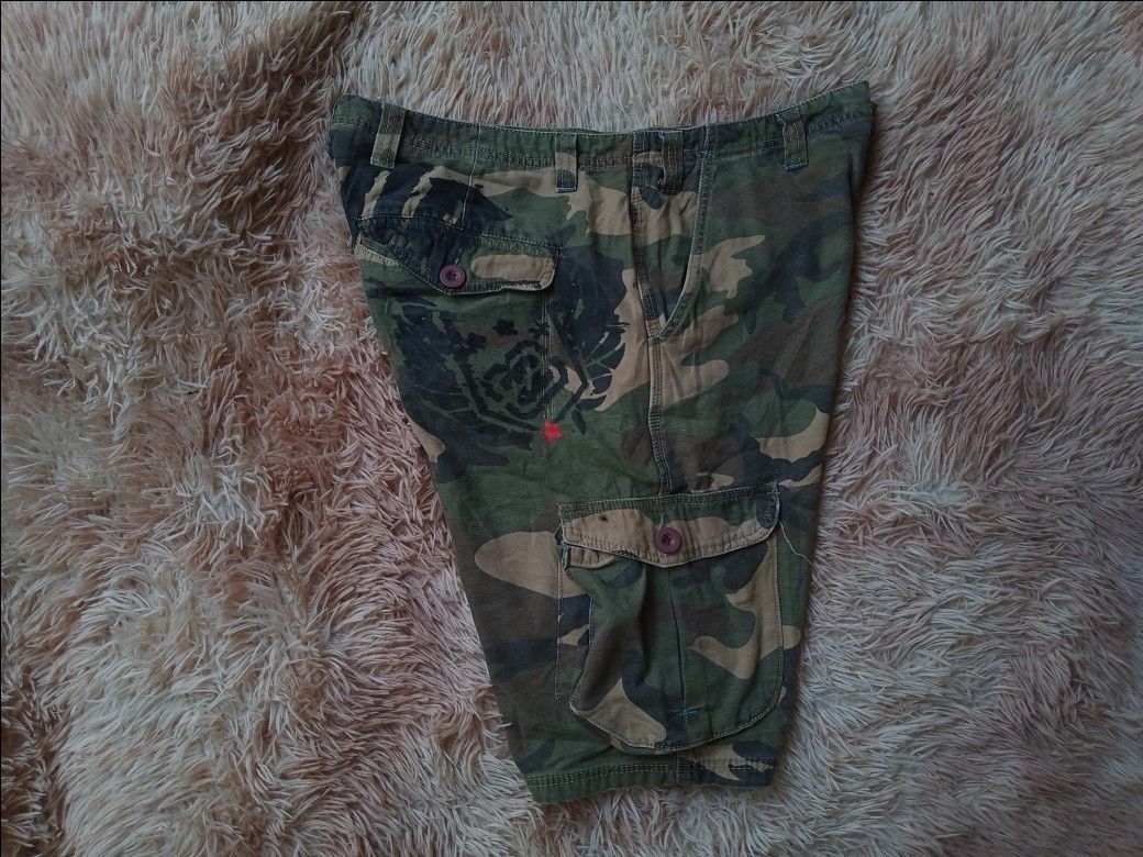 Billabong Camo Cargo Shorts (Category: Shorts) located in Boston. Submitted by johnpaulvi30029 (Listing ID 1460241621, Image 3). Description: - Classic Billabong camouflage cargo shorts - Comfortable cotton and spandex blend fabric - Multiple pockets for ample storage - Secure button and zip fly closure - Ideal for casual wear and outdoor adventures.