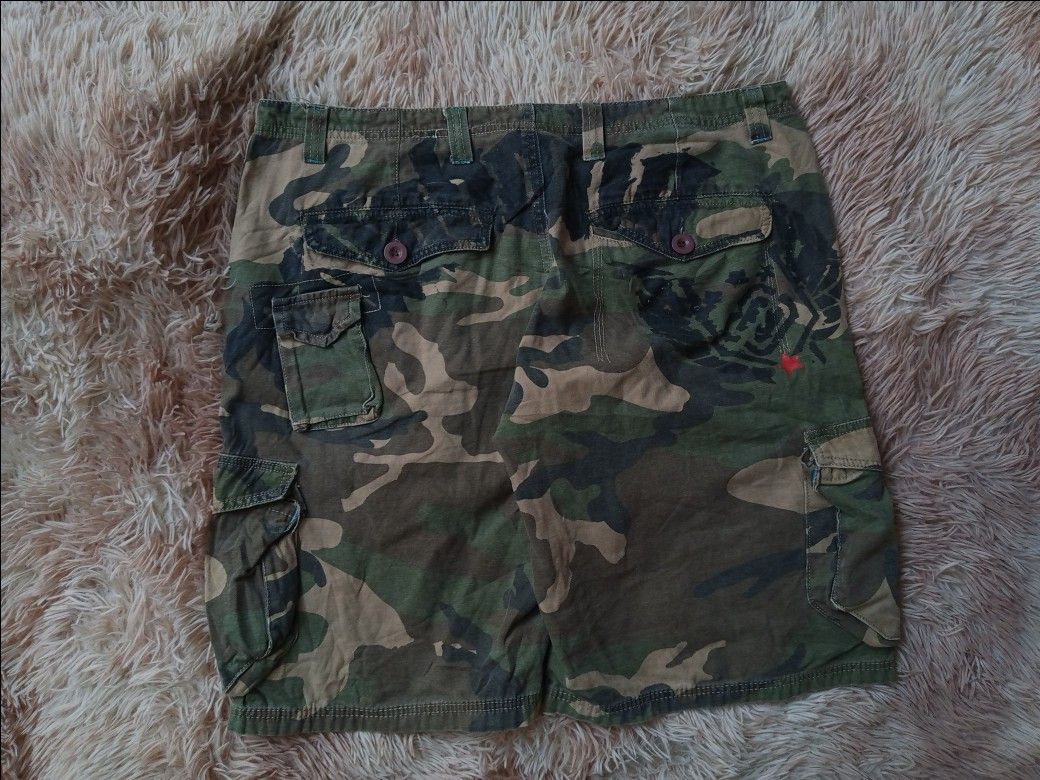 Billabong Camo Cargo Shorts (Category: Shorts) located in Boston. Submitted by johnpaulvi30029 (Listing ID 1460241621, Image 1). Description: - Classic Billabong camouflage cargo shorts - Comfortable cotton and spandex blend fabric - Multiple pockets for ample storage - Secure button and zip fly closure - Ideal for casual wear and outdoor adventures.