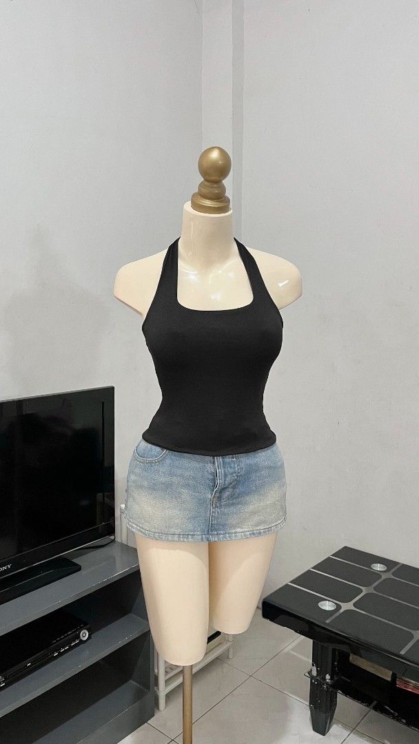 Black & Brown Halter Neck Tank Top (Category: Sleeveless) located in Pasay City. Submitted by zvrinana (Listing ID 1460281033, Image 1). Description: - Basic black & brown halter top - Stretchy material for a comfortable fit - Chic square neckline - Versatile: great for layering or wearing on its own - Snug fit - Effortlessly pairs with any outfit.