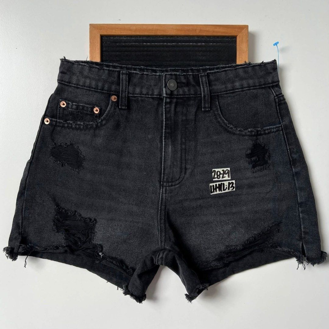 Black Denim Shorts (Category: Shorts) located in Manila. Submitted by colecadz (Listing ID 1460149992, Image 1). Description: size on tag: 28-29 best fit for size 27.