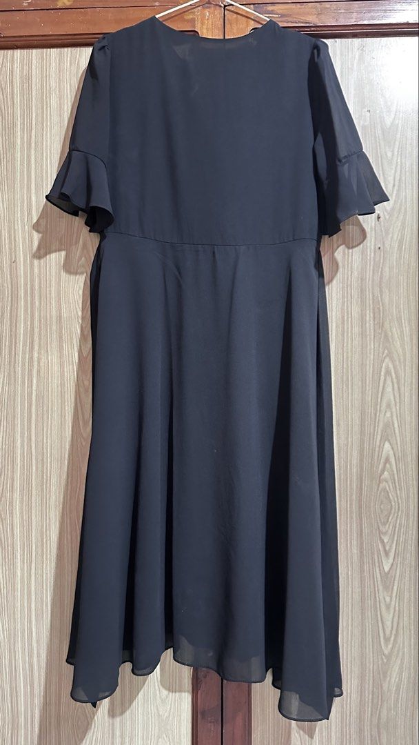Black Flutter Sleeve Wrap Midi Dress (Category: Dresses) located in Quezon City. Submitted by cat_0820 (Listing ID 1460262322, Image 3). Description: - Chic black midi dress - Flattering flutter sleeves - Adjustable wrap style with tie belt - Lightweight and flowy fabric - Versatile for casual or dressy events - Easy to style up or down.