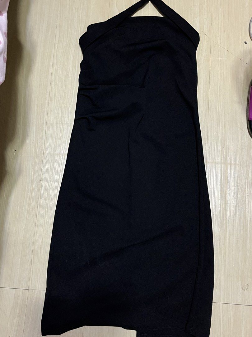Black Halter Neck Ruched Dress (Category: Dresses) located in Santa Rosa. Submitted by angee18 (Listing ID 1460195930, Image 1). Description: - Elegant black halter neck midi dress - Flattering ruched detailing on the side - Soft and stretchy fabric for comfort - Versatile for night outs or special occasions - Simple yet chic design - FITS SMALL - MEDIUM .