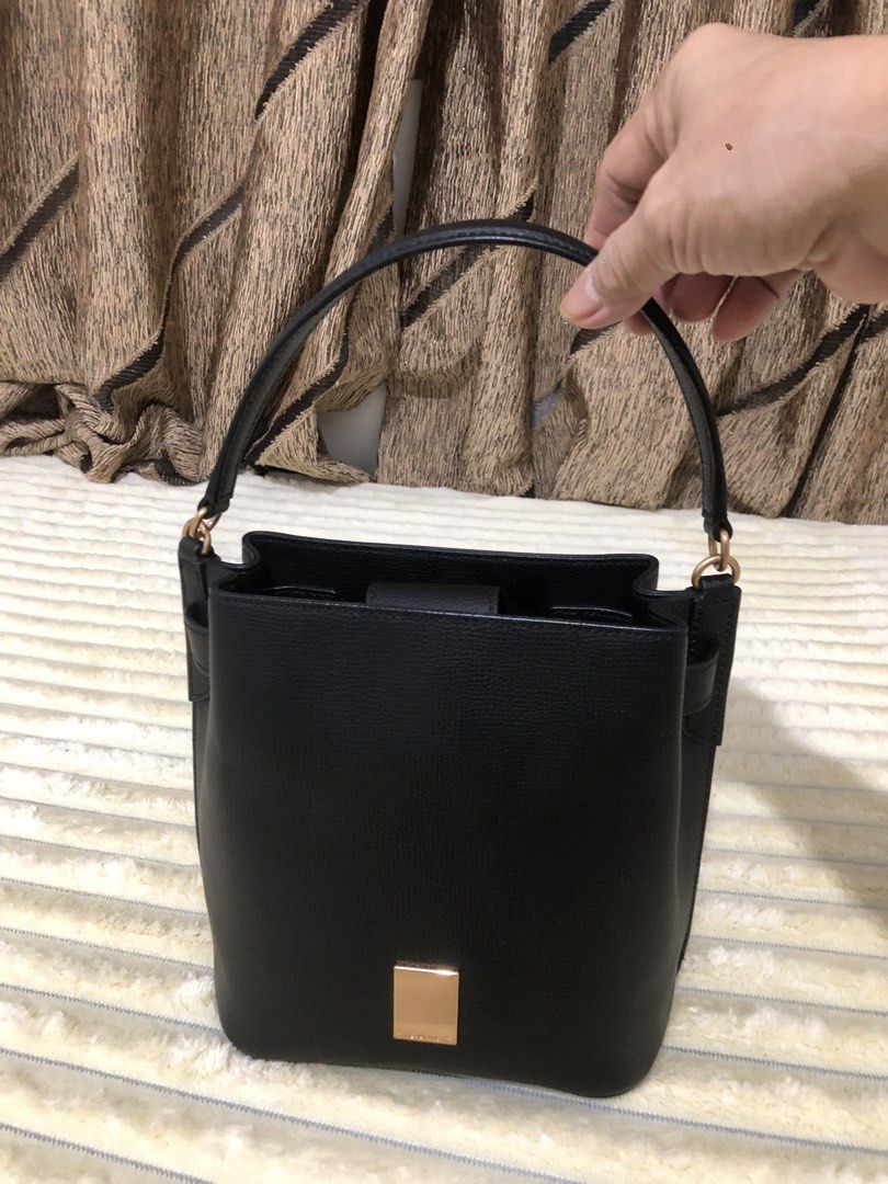 Black Leather Bucket Bag with Gold Hardware (Category: Cross-body Bags) located in Rizal. Submitted by elviedc2420209 (Listing ID 1460261475, Image 1). Description: - Classic black leather bucket bag - Features a top handle - Secure flap closure - Lined interior with a small pocket - Elegant gold-tone hardware - Versatile for everyday or dressed-up looks.