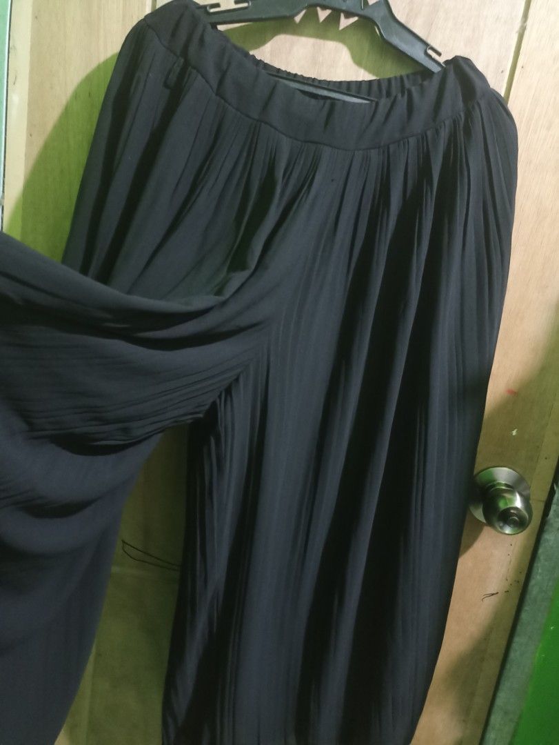 Black Pleated Wideleg pants (Category: Other Bottoms) located in Tarlac. Submitted by allinoneshop2178 (Listing ID 1460216593, Image 2). Description: - Flowy black pleated wide leg pants - Comfortable elastic waistband - Elegant pleated detailing - Perfect for dressing up or down - Easily pairs with any top sizes:Large semi XL .