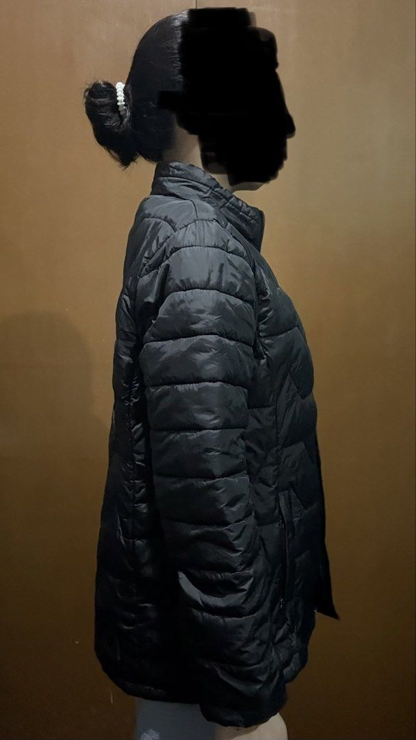 Black Puffer Jacket with Zigzag Stitching (Category: Coats, Jackets and Outerwear) located in Manila. Submitted by gallerydp888 (Listing ID 1460274785, Image 2). Description: - Two practical side pockets - Ideal for layering during cooler weather Item Details & Condition Type: Puffer Jacket (Great for winter travel best layered with a heat-tech and a scarf) Size: Medium to Semi-Large Brand/Tag: Unbranded / No Tag Condition: Preloved (Used abroad 