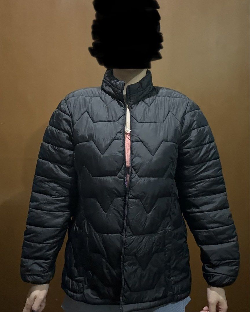 Black Puffer Jacket with Zigzag Stitching (Category: Coats, Jackets and Outerwear) located in Manila. Submitted by gallerydp888 (Listing ID 1460274785, Image 1). Description: - Two practical side pockets - Ideal for layering during cooler weather Item Details & Condition Type: Puffer Jacket (Great for winter travel best layered with a heat-tech and a scarf) Size: Medium to Semi-Large Brand/Tag: Unbranded / No Tag Condition: Preloved (Used abroad 