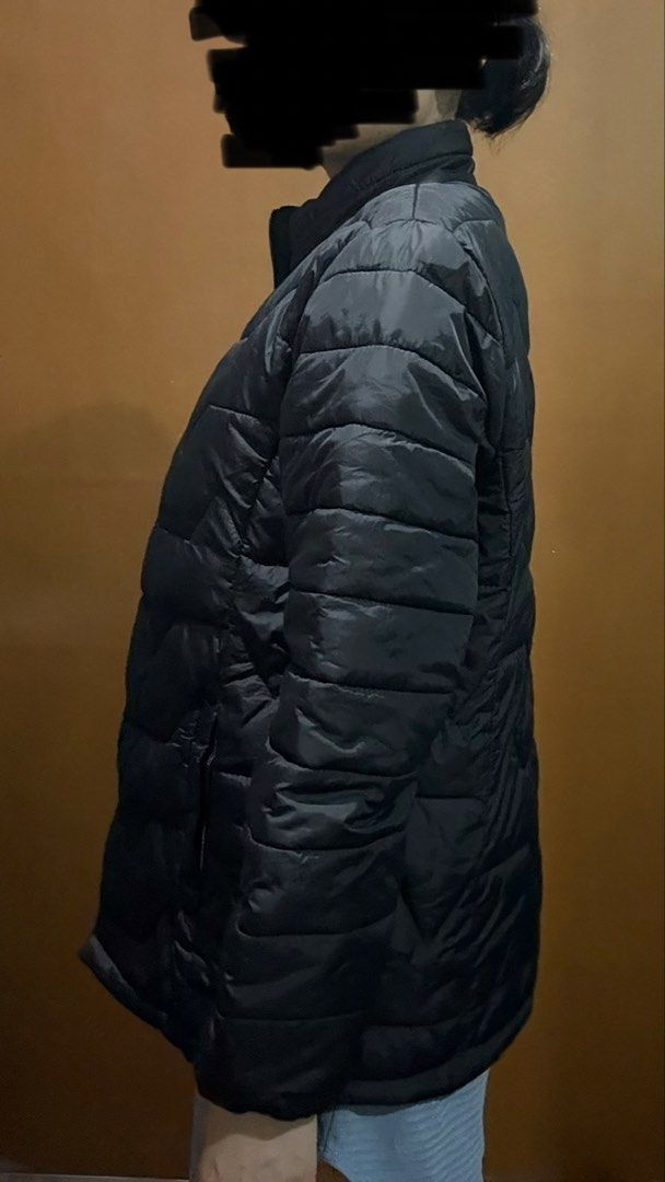 Black Puffer Jacket with Zigzag Stitching (Category: Coats, Jackets and Outerwear) located in Manila. Submitted by gallerydp888 (Listing ID 1460274785, Image 3). Description: - Two practical side pockets - Ideal for layering during cooler weather Item Details & Condition Type: Puffer Jacket (Great for winter travel best layered with a heat-tech and a scarf) Size: Medium to Semi-Large Brand/Tag: Unbranded / No Tag Condition: Preloved (Used abroad 
